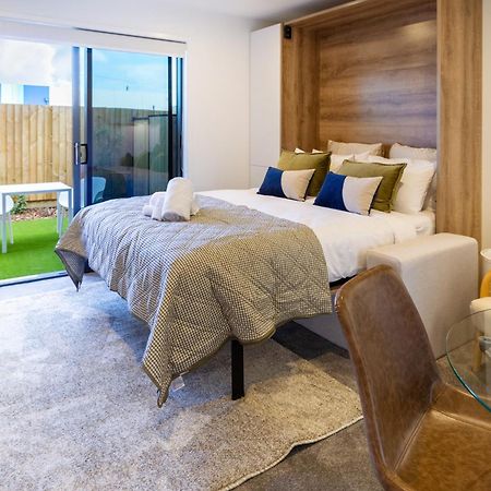 Downtown Comfort: Modern Studio With Backyard Christchurch Exteriör bild