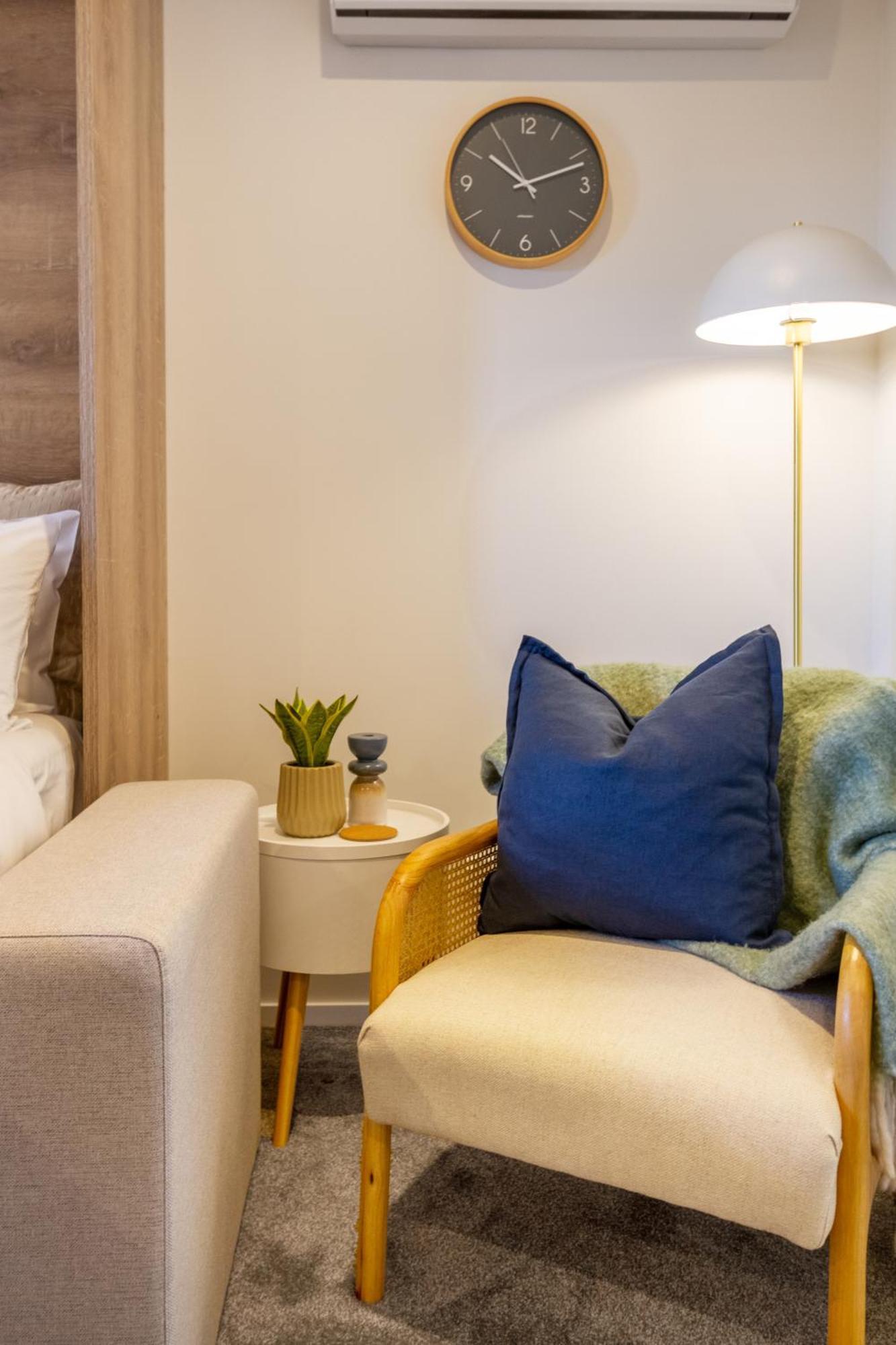 Downtown Comfort: Modern Studio With Backyard Christchurch Exteriör bild