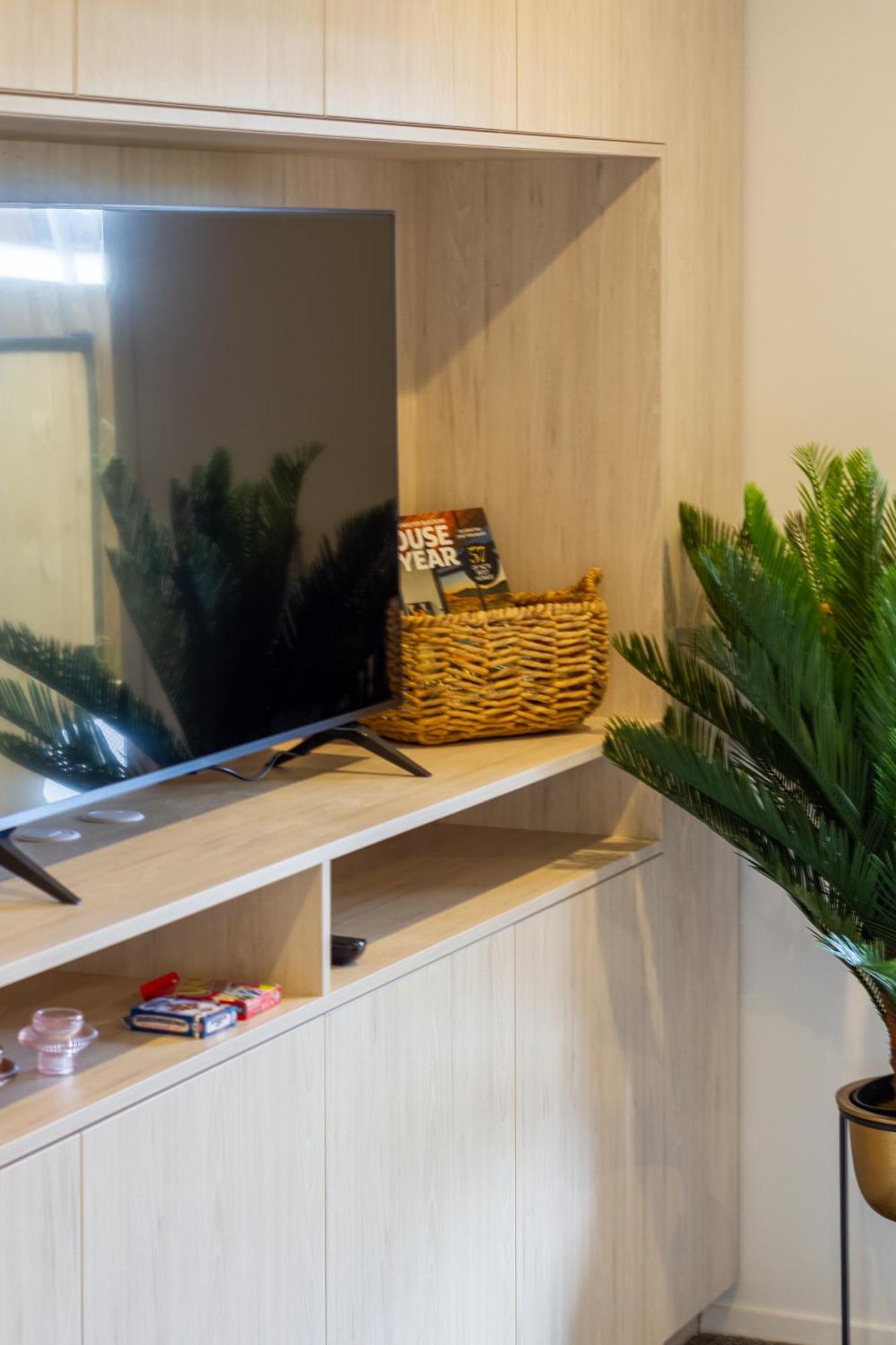 Downtown Comfort: Modern Studio With Backyard Christchurch Exteriör bild