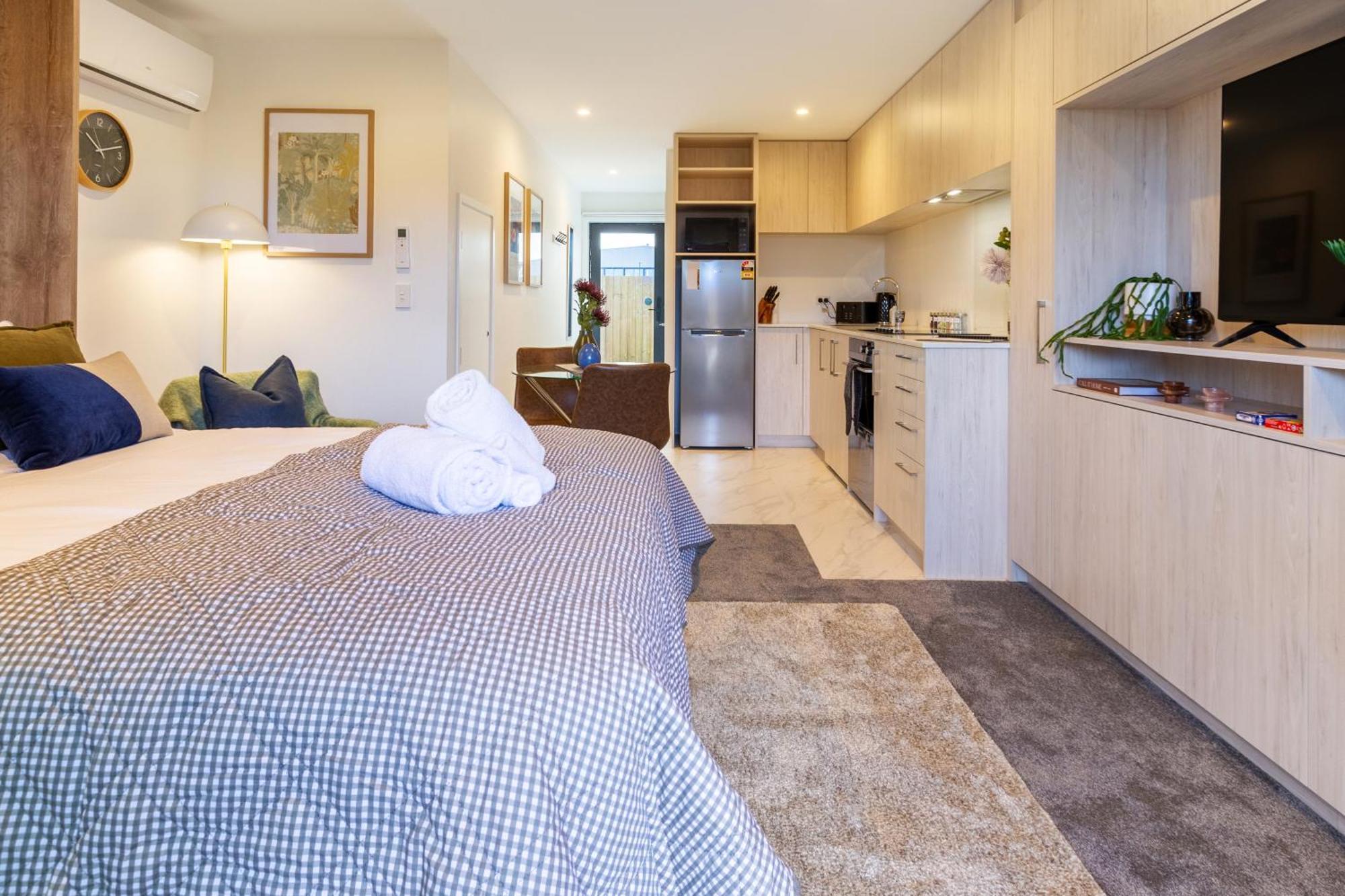 Downtown Comfort: Modern Studio With Backyard Christchurch Exteriör bild