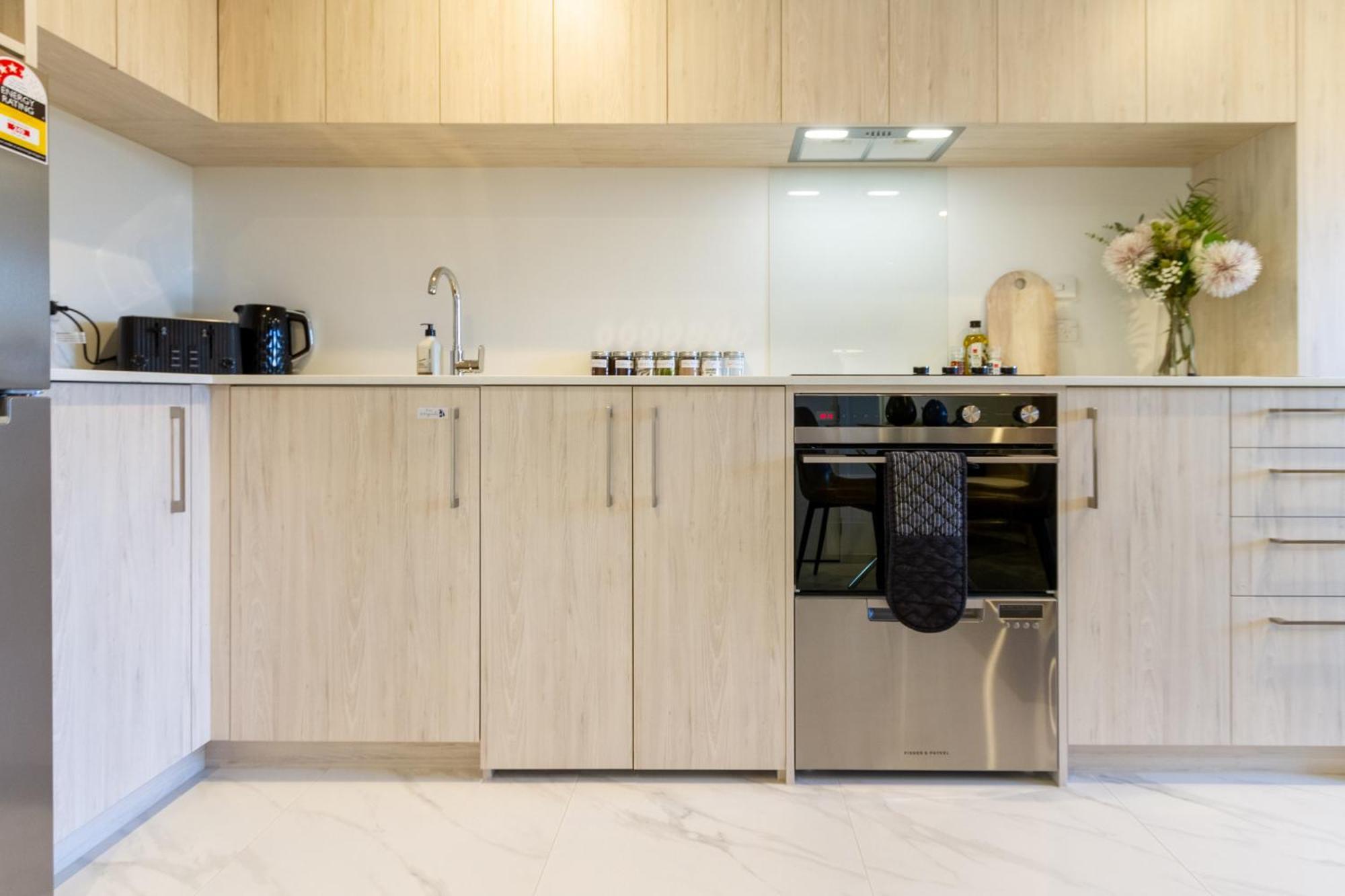 Downtown Comfort: Modern Studio With Backyard Christchurch Exteriör bild